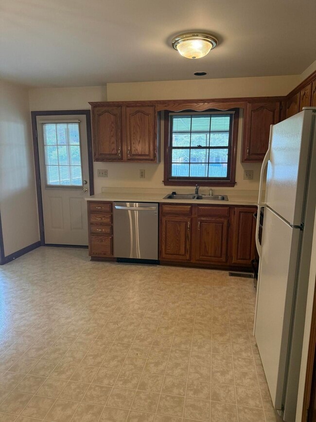 Building Photo - 464 Stone Creek Dr
