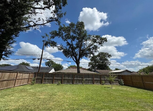Building Photo - 5518 Viking Dr