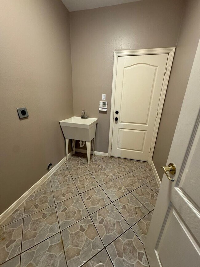 Building Photo - 524 Alcalde St