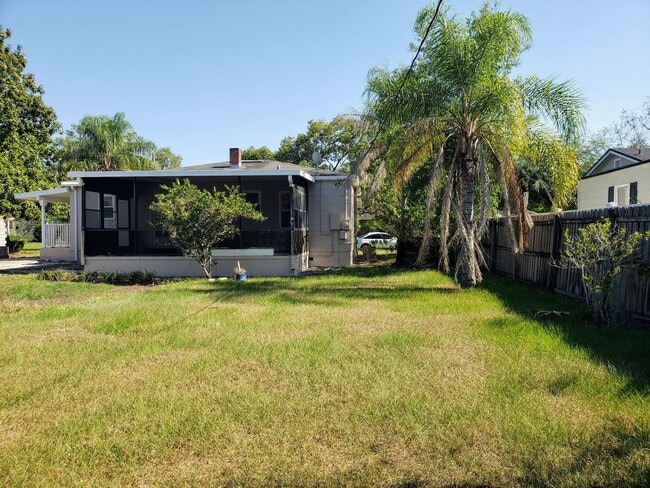Building Photo - Charming 2 Bedroom/ 1 Bathroom Home with D...