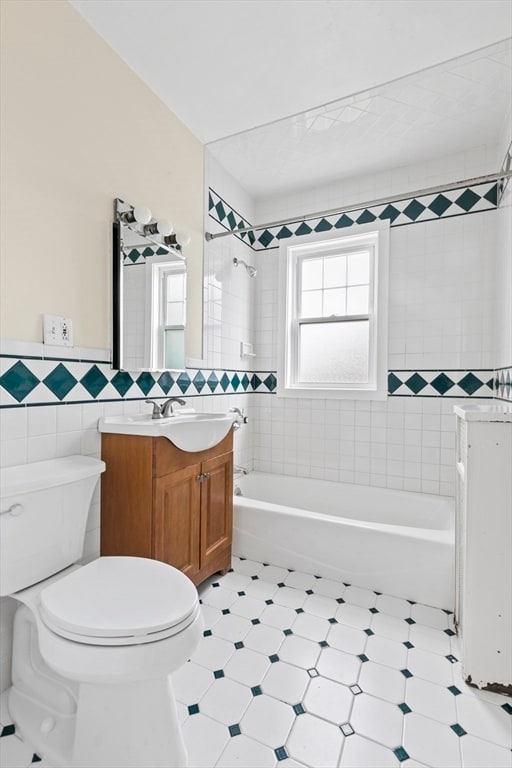 Building Photo - 723-725 Fellsway