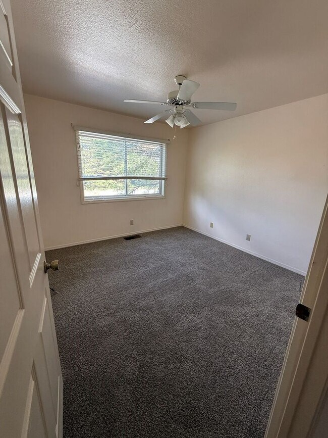 Building Photo - AVAILABLE SOON! Large Single level Sinagua...