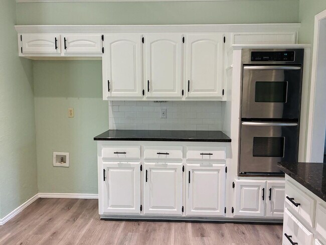 Building Photo - Beautiful Home in Westbury South Ready for Move-In!