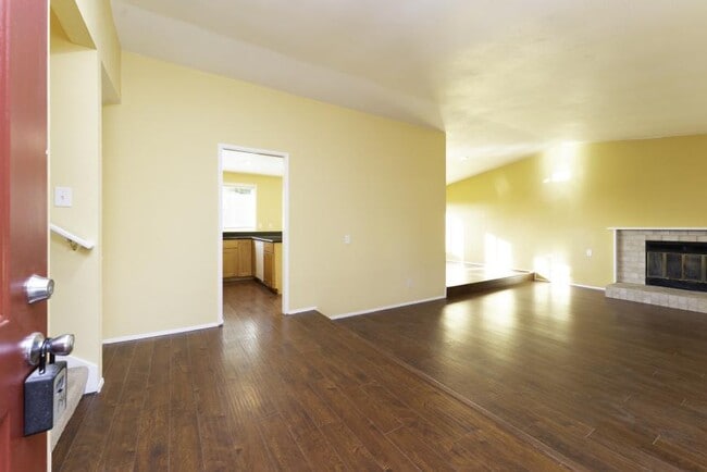 Building Photo - 3 bedroom in Bellevue WA 98006