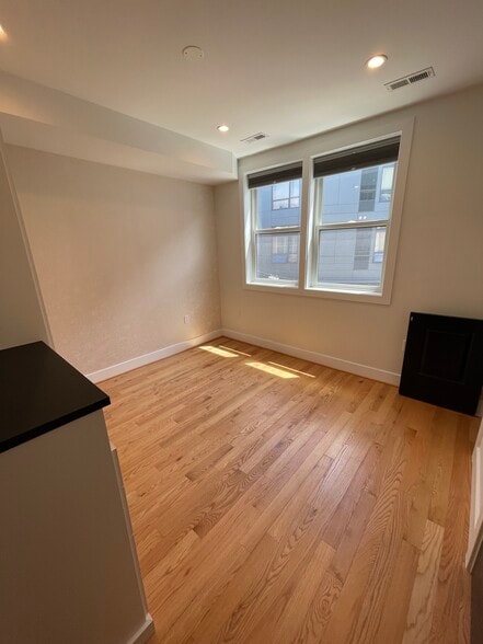 Building Photo - 1404 Meridian Pl NW