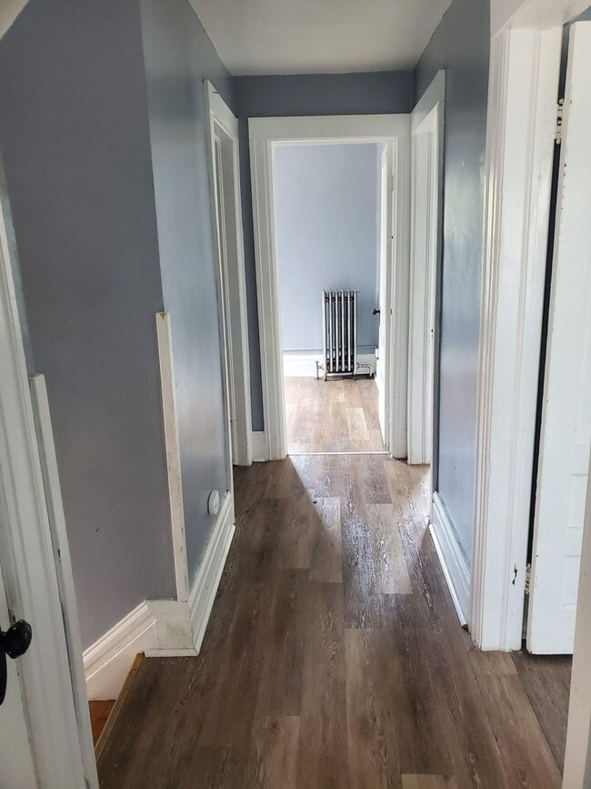 Building Photo - Large 4 Bedroom Single Family House Availa...