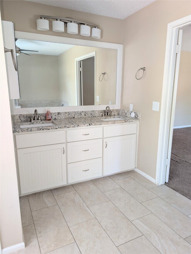 Building Photo - 9303 Palm Shores Dr