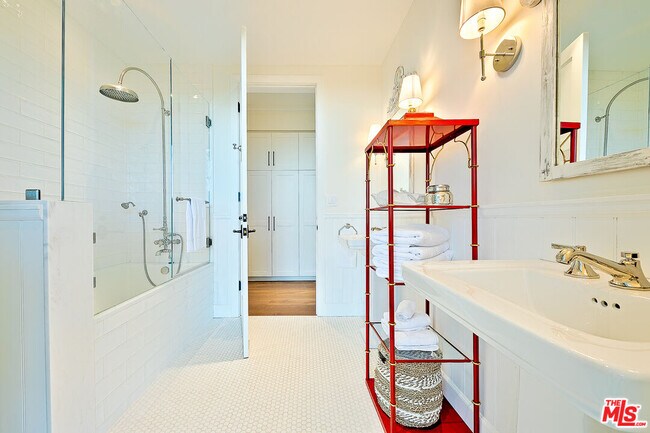 Building Photo - 5770 Busch Dr