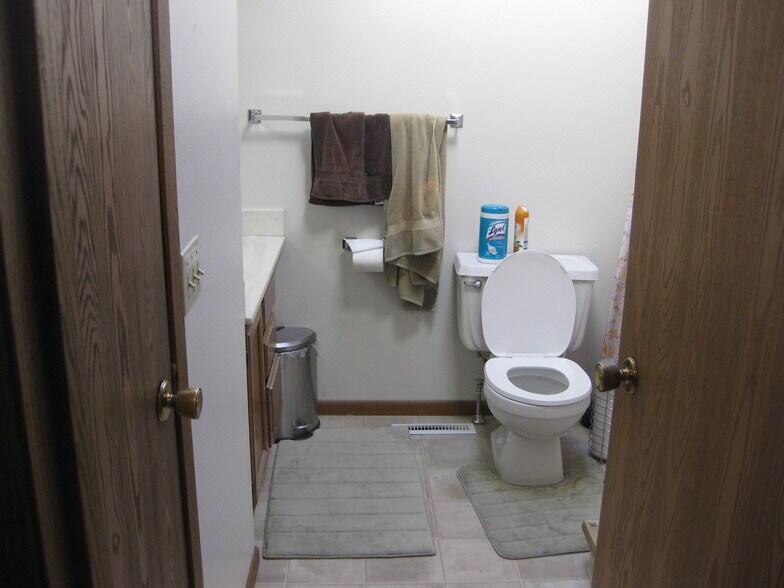 Upstairs full bath. - 330 S Lucas St