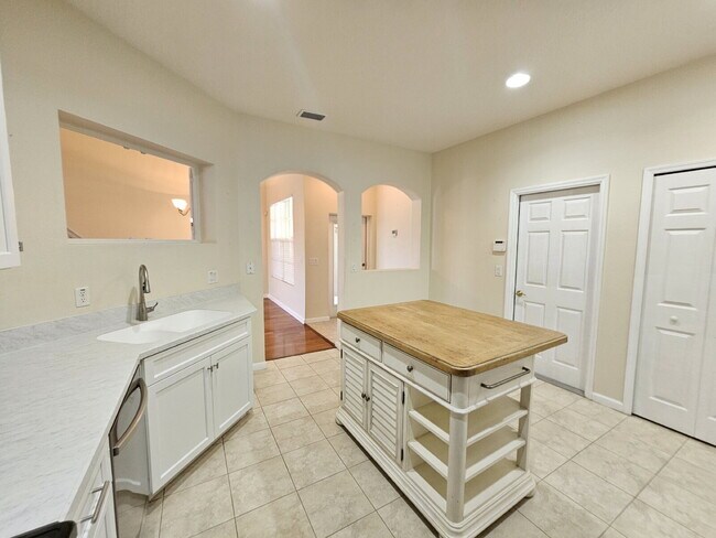 Building Photo - Large Melbourne Townhome
