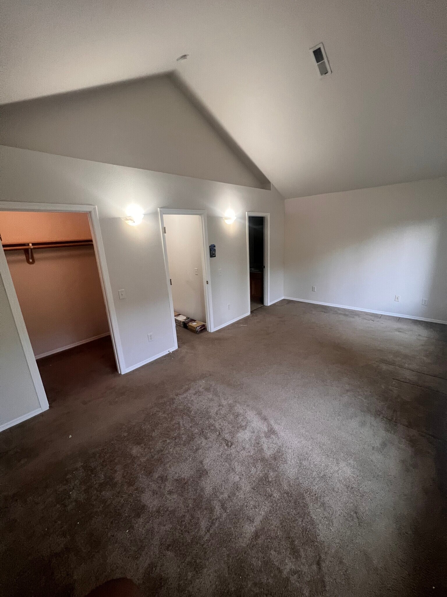 Building Photo - 15922 SW Roth Dr