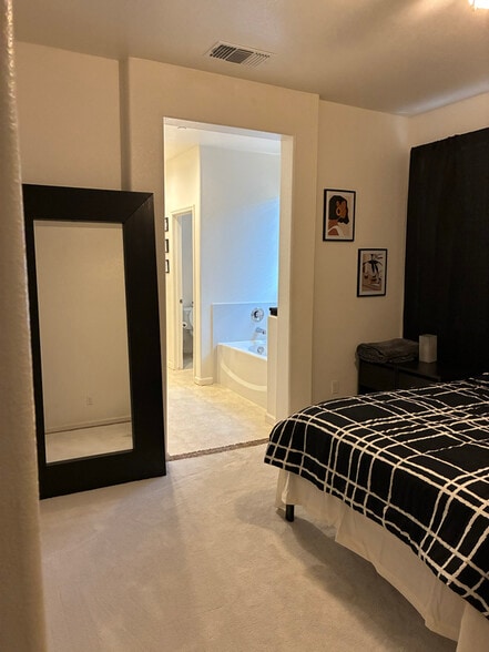 Building Photo - 741 Suzanne Dr