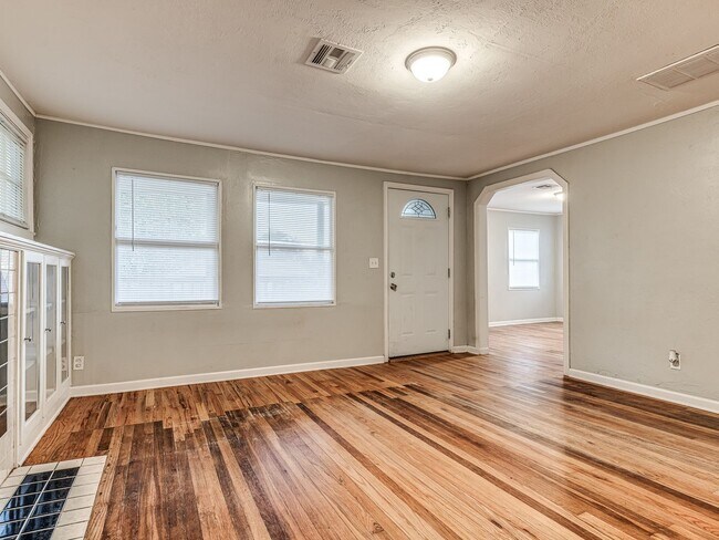 Building Photo - Cute Remodeled Bungalow in the heart of OKC!