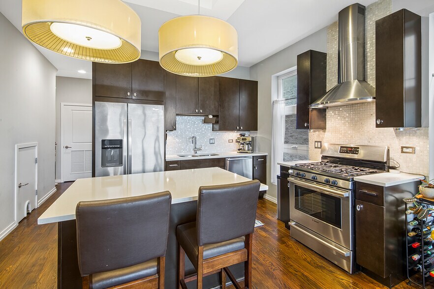 Building Photo - 2339 N Leavitt St