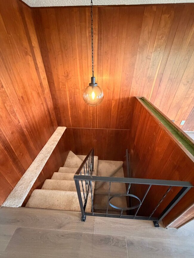 Building Photo - 2-Bedroom 1 1/2- bathroom Townhouse style duplex.