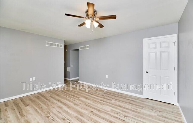 Building Photo - 2325 Golfway St