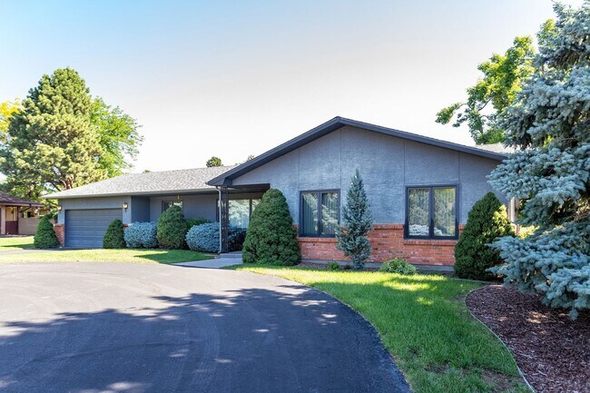 Building Photo - Ranch Style Home Located inside Kissing Camels!