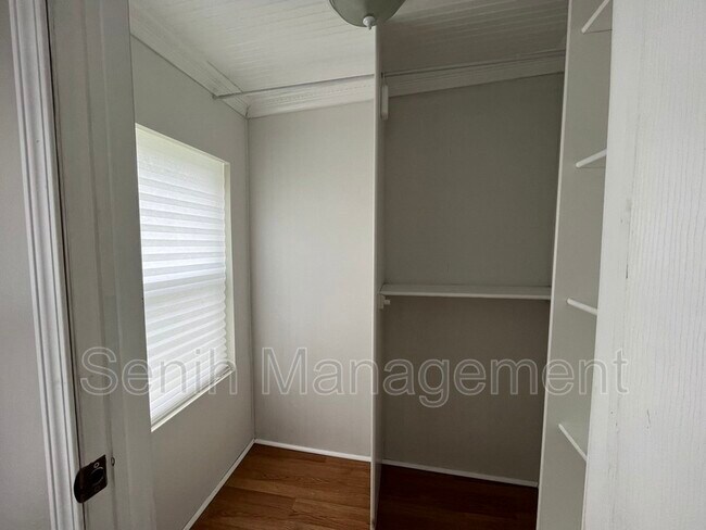 Building Photo - 2527 Hartline Dr