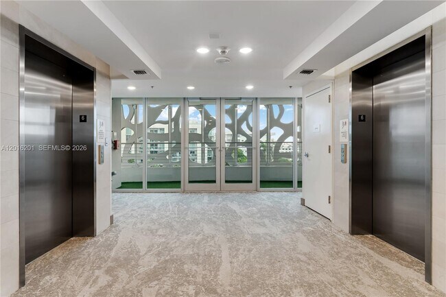 Building Photo - 9261 E Bay Harbor Dr