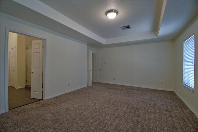 Building Photo - 2423 Falcon Dr