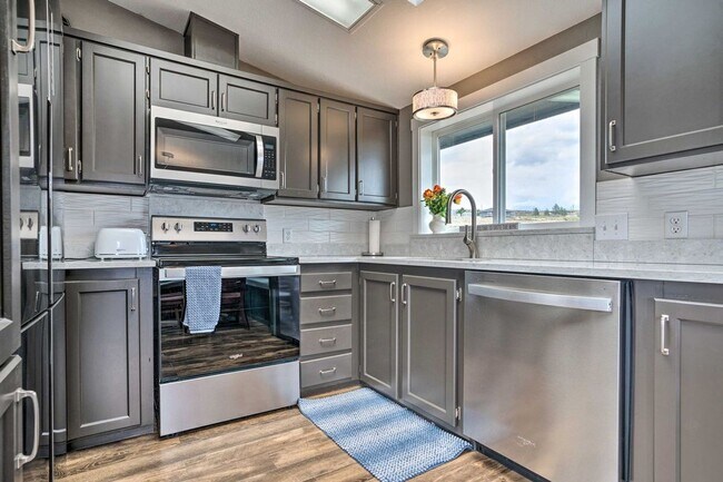 Building Photo - Upper Crescent Bar Rental