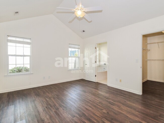 Building Photo - 2626 Bow Hunter Dr