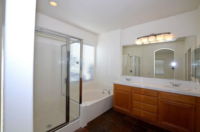 Building Photo - 4Br/3-1/2 bathroom Home