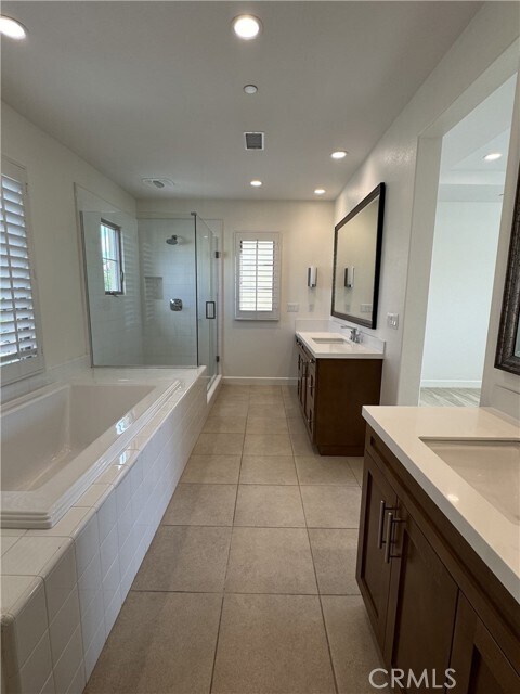 Building Photo - 66 Diamond Flats