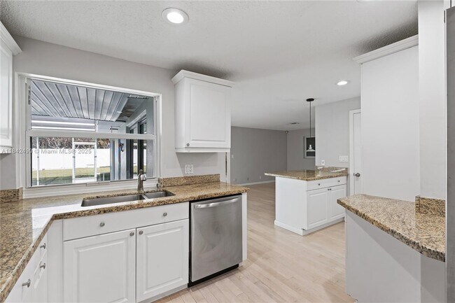 Building Photo - 565 NE Olive Way