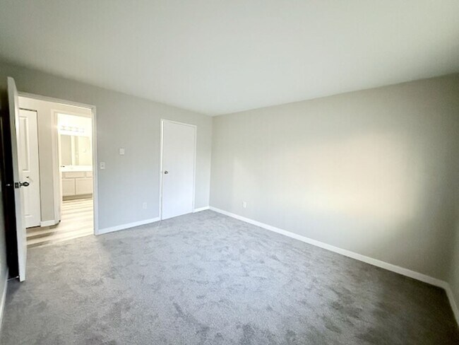 Building Photo - 2 Bedroom 1 Bathroom Lower