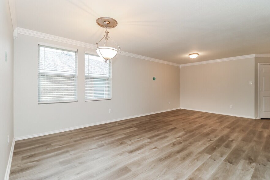 Building Photo - 637 Silvertop Rd