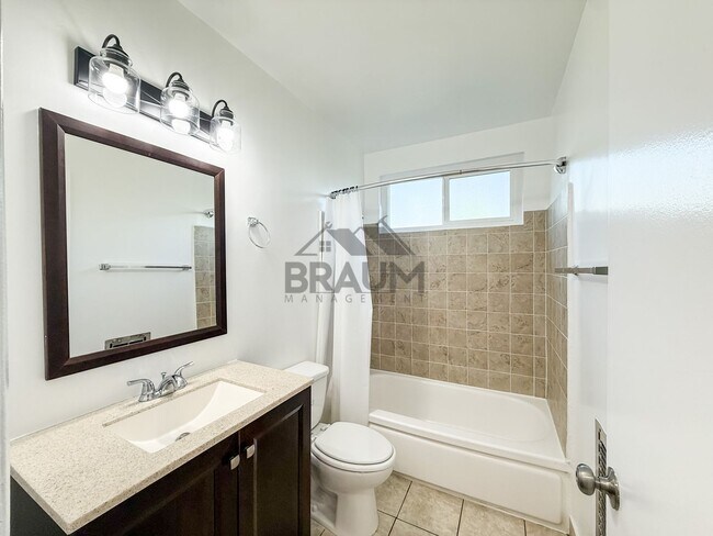 Building Photo - 5611 Fulcher Ave