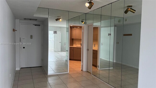 Building Photo - 905 Brickell Bay Dr