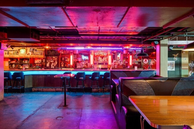 The Billiards Bar Near The Melrose Apartments - Melrose Apartments