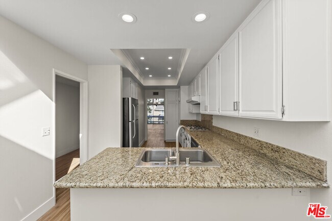 Building Photo - 4338 Redwood Ave