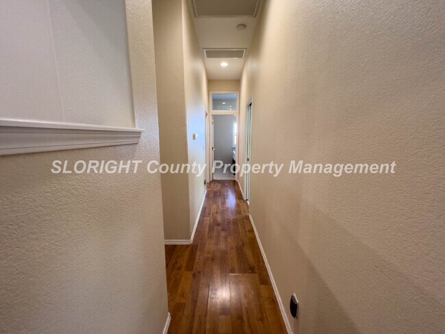 Building Photo - AVAILABLE MAY - 3 Bedroom / 2 Bathroom Paso Robles Home