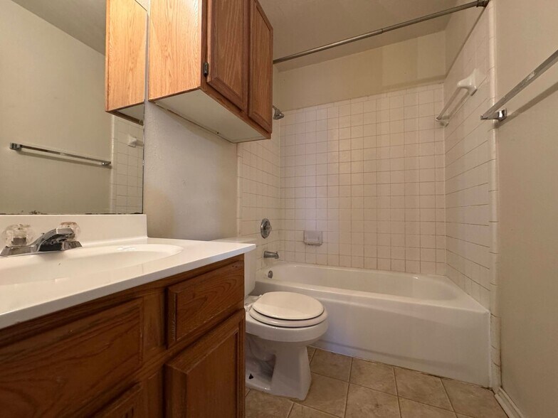 Building Photo - 1505 Benttree Dr