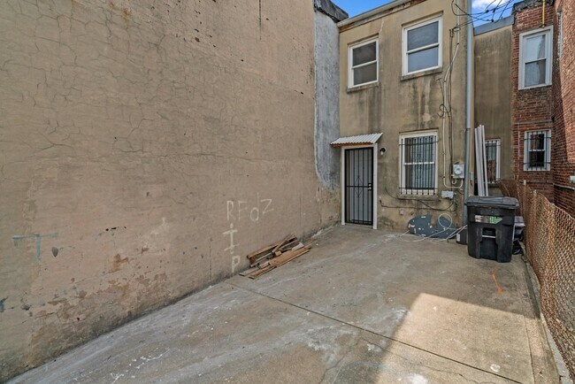 Building Photo - 2518 E Fayette St