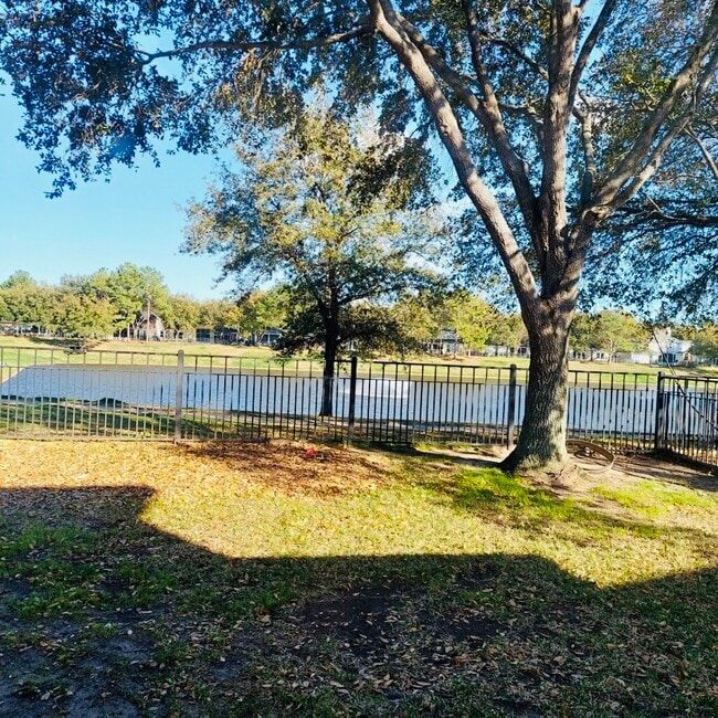 Building Photo - 8846 Gas Light Village Dr