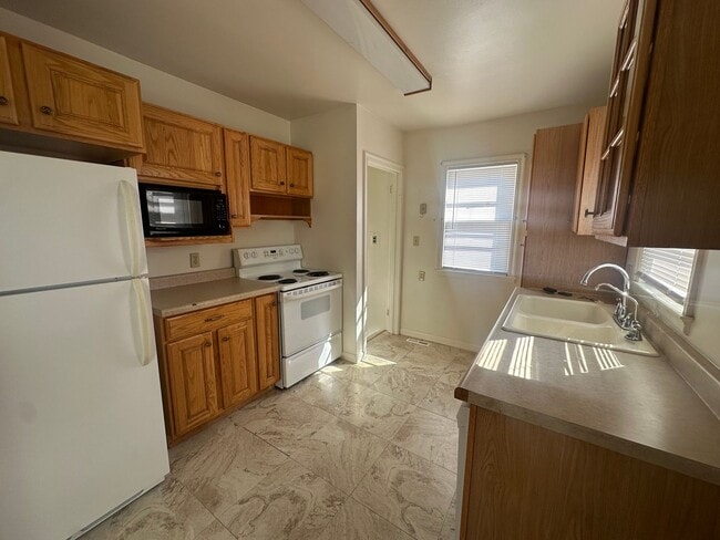 Building Photo - Two bedroom, One bathroom, Pet Friendly Ho...
