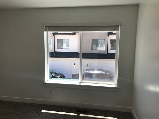 Building Photo - 417 W 40 S