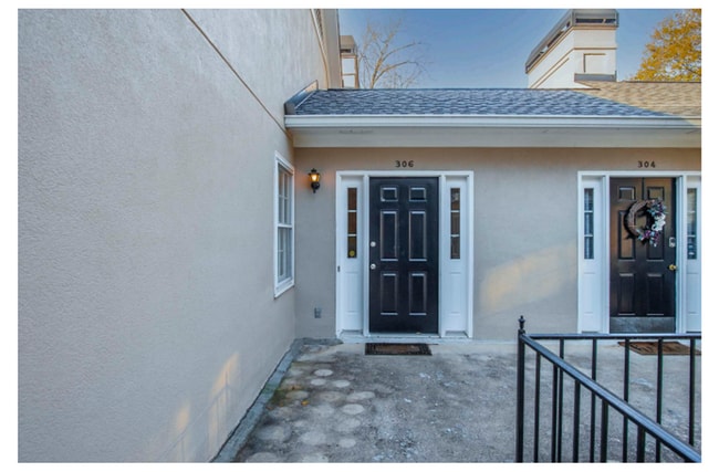 Building Photo - Beautiful 2 bedroom condo just minutes fro...