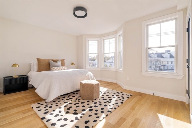 Building Photo - 272 E Eagle St