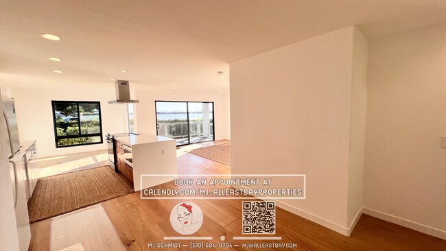 Building Photo - One of a kind 2bd/2bth with breathtaking views of the Bay, includes water, garbage, 1 parking spo...