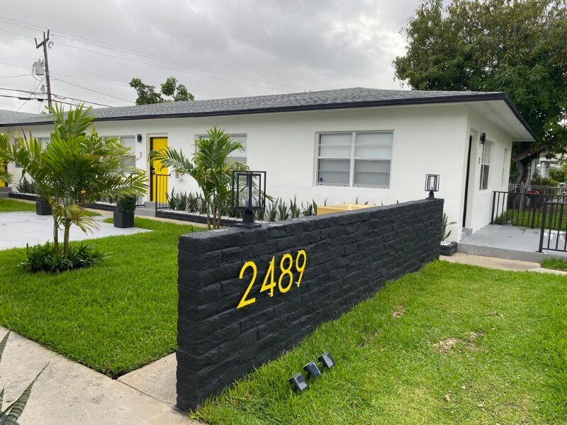Building Photo - 2489 SW 27th St