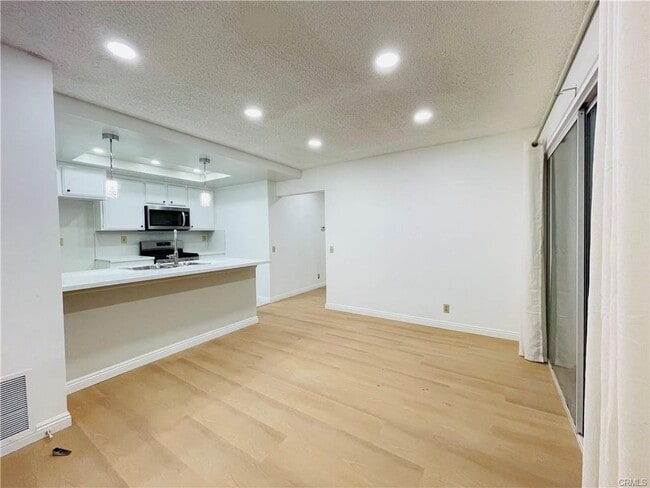 Building Photo - 28 Spinnaker