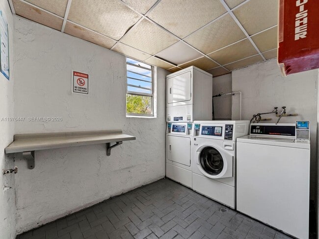 Building Photo - 6900 N Kendall Dr