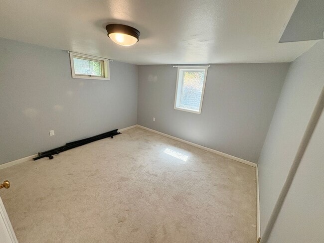 Building Photo - 4 Bedroom 2 Bathroom house
