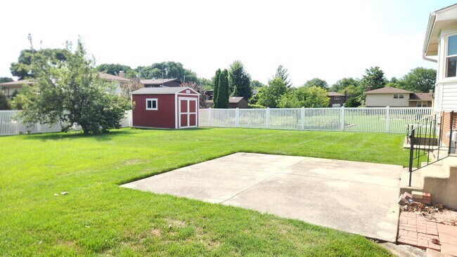 Building Photo - 7749 Lyman Ave
