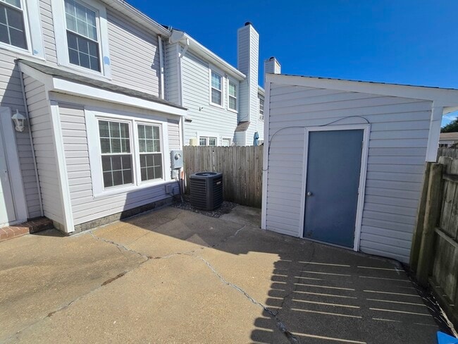 Building Photo - STUNNING TWO STORY 3 BEDROOM/ 2.5 BATH TOW...